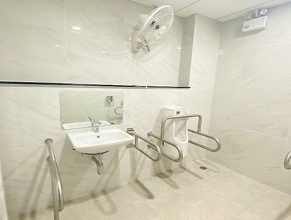 งานปรับปรุงห้องน้ำ 12 พื้นที่ ประมาณ 28 ห้องส้วมพร้อมอ่างล้างมือและโถปัสสาวะ