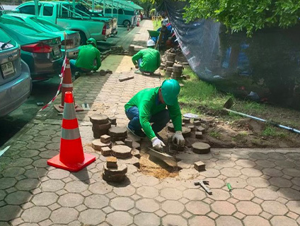 งานปรับปรุงทางเดินอิฐตัวหนอน