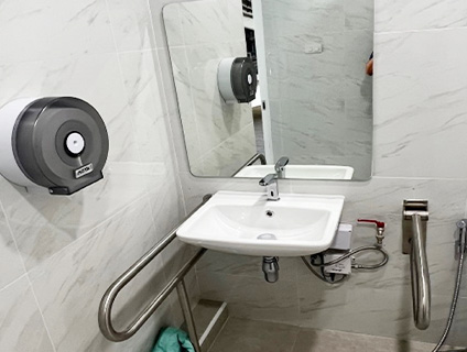 งานปรับปรุงห้องน้ำ 12 พื้นที่ ประมาณ 28 ห้องส้วมพร้อมอ่างล้างมือและโถปัสสาวะ