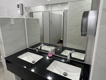 งานปรับปรุงห้องน้ำ 12 พื้นที่ ประมาณ 28 ห้องส้วมพร้อมอ่างล้างมือและโถปัสสาวะ