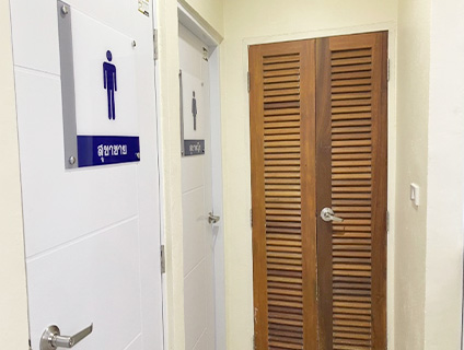 งานปรับปรุงห้องน้ำ 12 พื้นที่ ประมาณ 28 ห้องส้วมพร้อมอ่างล้างมือและโถปัสสาวะ