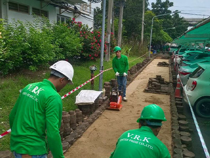งานปรับปรุงทางเดินอิฐตัวหนอน
