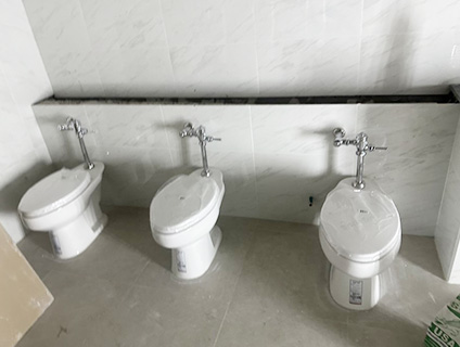 งานปรับปรุงห้องน้ำ 12 พื้นที่ ประมาณ 28 ห้องส้วมพร้อมอ่างล้างมือและโถปัสสาวะ