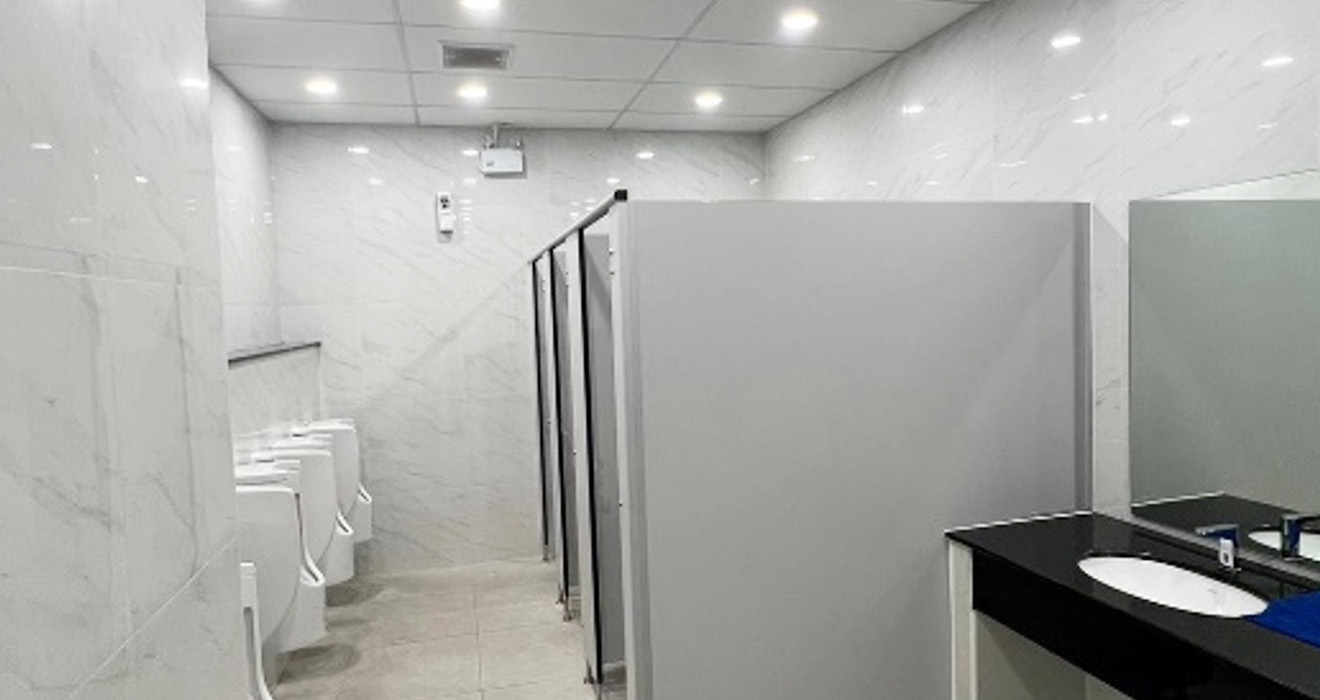 งานปรับปรุงห้องน้ำ 12 พื้นที่ ประมาณ 28 ห้องส้วมพร้อมอ่างล้างมือและโถปัสสาวะ